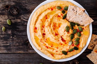 Ev yapımı lezzetli Kabak Humus. Şükran günü meze DIP ahşap arka plan üzerinde