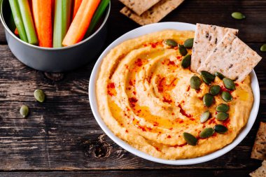 Ev yapımı lezzetli Kabak Humus. Şükran günü meze DIP ahşap arka plan üzerinde