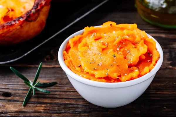 Organiczny Pomarańczowy Puree Dyni Pieczone Butternut Squash Misce — Zdjęcie stockowe