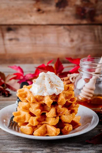 Pumpkin Spice Wafels Met Slagroom Houten Achtergrond Voor Thanksgiving Day — Stockfoto