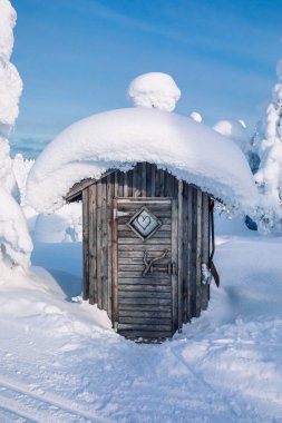Finlandiya'da, Lapland karlı kış ormandaki yaşlı rustik ahşap kulübe.