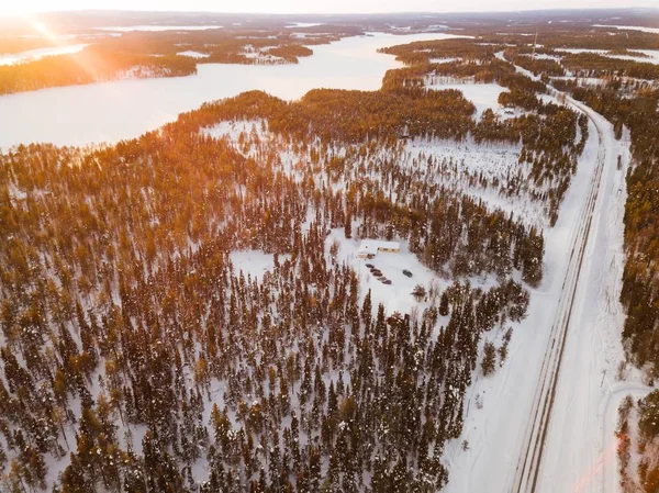 Flygfoto Över Snö Vinter Road Och Pine Skogen Finland Lappland — Stockfoto