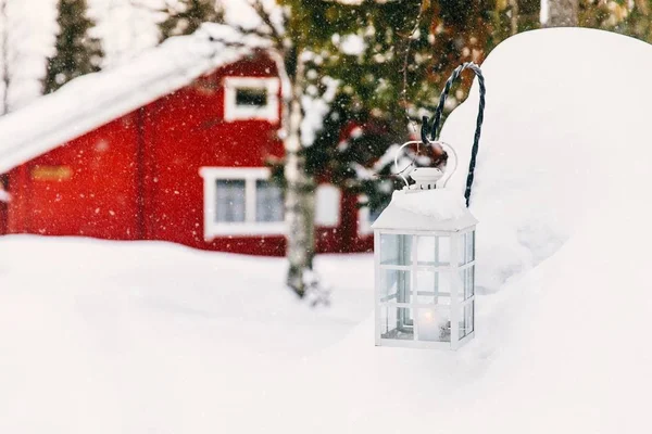 Boże Narodzenie Świeca Latarni Czerwony Drewniany Domek Wiejskich Zaśnieżonej Finlandii — Zdjęcie stockowe