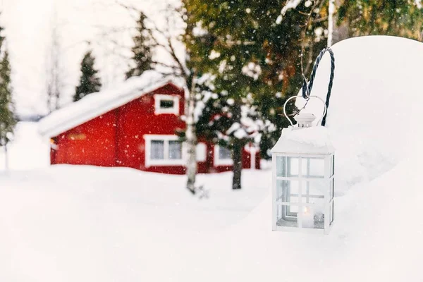 Boże Narodzenie Świeca Latarni Czerwony Drewniany Domek Wiejskich Zaśnieżonej Finlandii — Zdjęcie stockowe