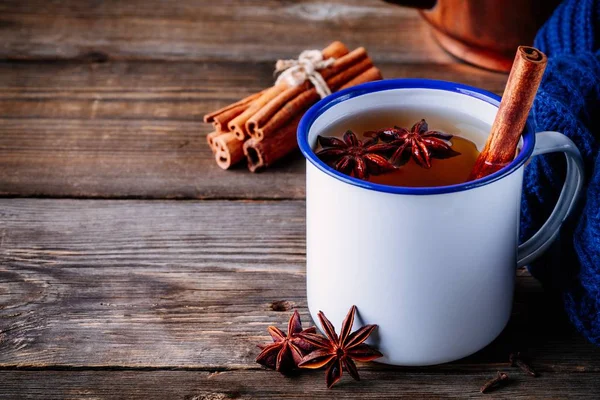 スパイス シナモンと暗い背景の木のマグカップでアニス秋熱いお茶 — ストック写真