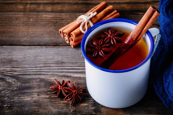 Outono Chá Quente Com Especiarias Canela Anis Caneca Fundo Madeira — Fotografia de Stock