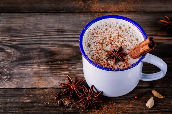 Hot Masala Chai Čaj Kořením Dřevěné Pozadí — Stock fotografie