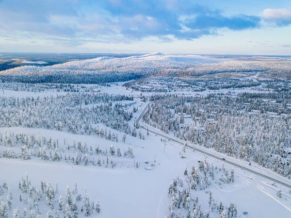 Vista Aérea Floresta Inverno Com Árvores Geladas Estrada Rural Aldeia — Fotografia de Stock