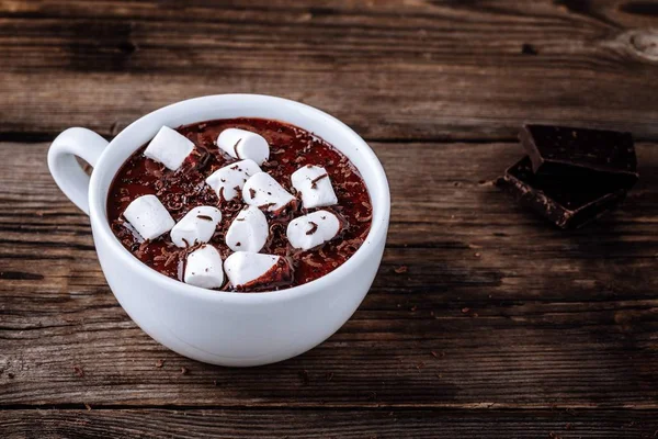 Uma Xícara Chocolate Quente Cacau Com Marshmallows Fundo Madeira Escura — Fotografia de Stock