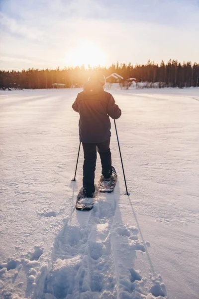 Mannen Snöskor Promenader Med Vacker Soluppgång Ljus Utomhus Vinteraktivitet Och — Stockfoto