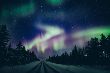 Renkli kutup kutup kuzey ışıkları Aurora Borealis etkinlik Lapland Finland, kış aylarında