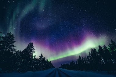 Renkli kutup kutup kuzey ışıkları Aurora Borealis etkinlik Lapland Finland, kış aylarında