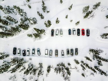 Finlandiya'da kırsal Lapland ormandaki otopark kış havadan görünümü