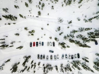 Finlandiya'da kırsal Lapland ormandaki otopark kış havadan görünümü
