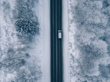 Ülke yol güzel kar üzerinden gidiyor hava görünümünü manzara kaplı. Uçak fotoğraf.