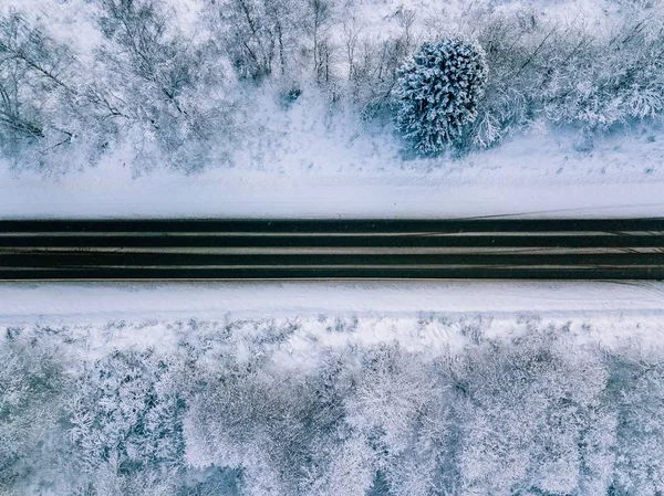 Widok Lotu Ptaka Drogi Kraj Przeżywa Piękny Śnieg Pokrywa Krajobraz — Zdjęcie stockowe