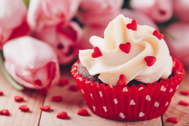 Sevgililer günü için vanilya krem ve kırmızı şeker kalpler ile çikolatalı kek