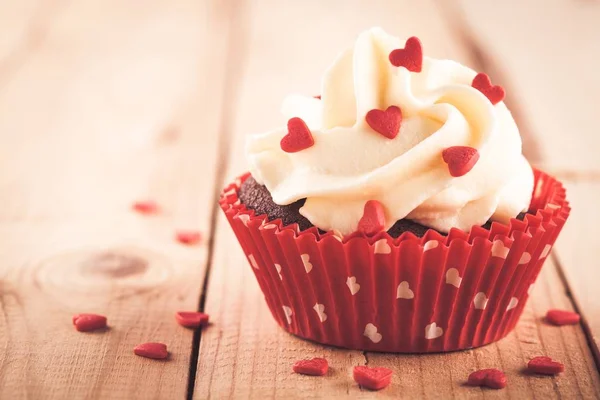 Csokoládé Cupcake Szent Valentin Nap Vaníliás Krém Piros Cukor Szívvel — Stock Fotó