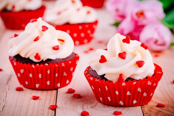 Schokoladen Cupcakes Mit Vanillecreme Und Roten Zuckerherzen Zum Valentinstag — Stockfoto