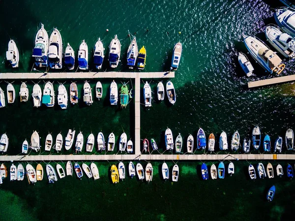 Veduta Aerea Delle Barche Allineate Sui Moli Porto Turistico Italia — Foto Stock