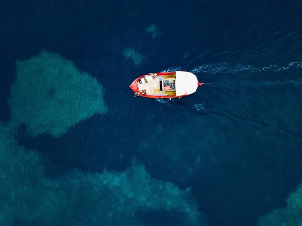 Luftaufnahme Eines Kleinen Fischerbootes Auf Dem Meer Griechenland — Stockfoto