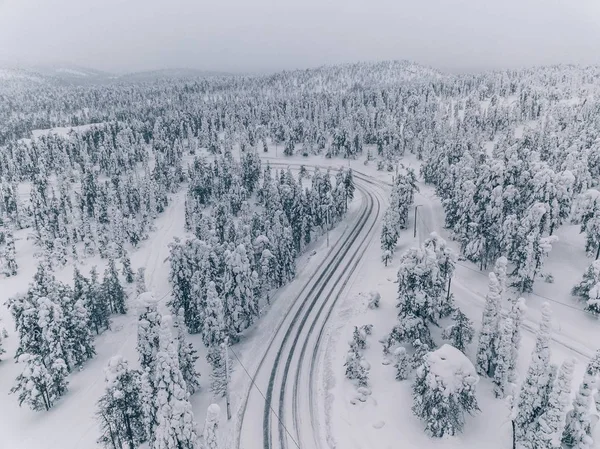 芬兰拉普兰覆盖着积雪的森林的空中景观 美丽的冬季风景 — 图库照片