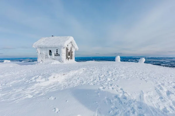 Pokryte Śniegiem Zima Drewnianej Chacie Mrożone Chatce Finlandia Laponia — Zdjęcie stockowe