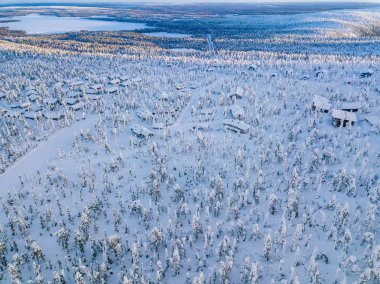 Havadan görünümü kar kış orman ve yol kapalı. Finlandiya'da, Lapland güzel kırsal manzara.