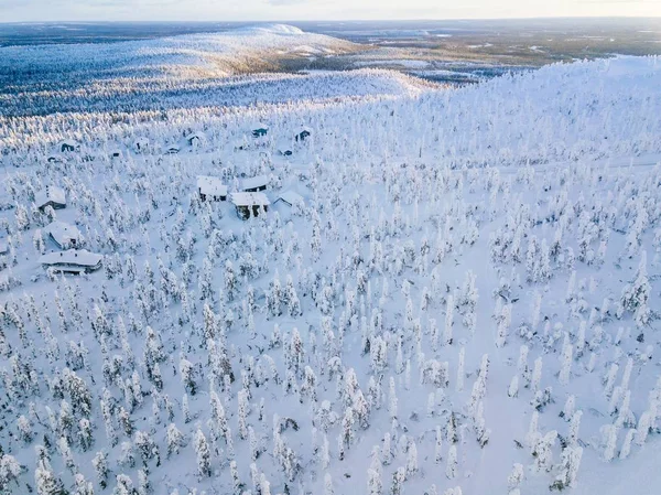 Luftaufnahme Von Schneebedeckten Winterwald Und Straße Schöne Ländliche Landschaft Finnland — Stockfoto