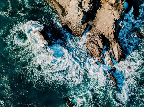 Vista Aérea Las Olas Rocas Del Océano Superficie Azul Turquesa — Foto de Stock