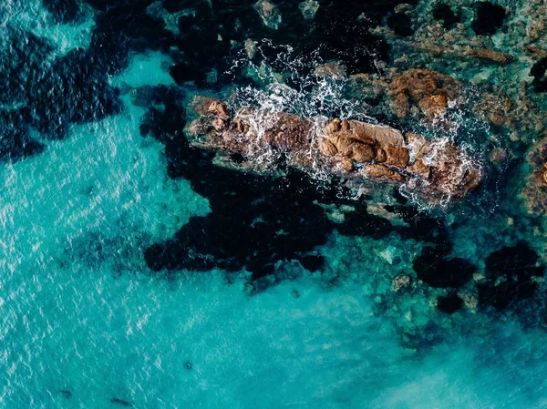 Vista Aérea Las Olas Rocas Del Océano Superficie Azul Turquesa — Foto de Stock