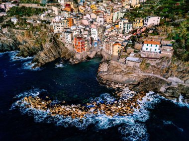 Cinque Terre, Riomaggiore, İtalya hava görünümünü. Güzel manzara mavi deniz ve kayalık sahil ile yukarıdan görüntülemek