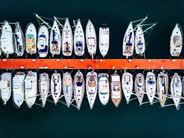 Marina tekneler ve Yatlar İtalya ile havadan görünümü. Mavi deniz yatay, yukarıdan beyaz Yatlar