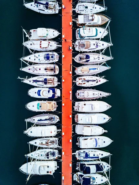 在意大利 有船只和游艇的码头鸟图 蓝色海风景与白色游艇从上面 — 图库照片