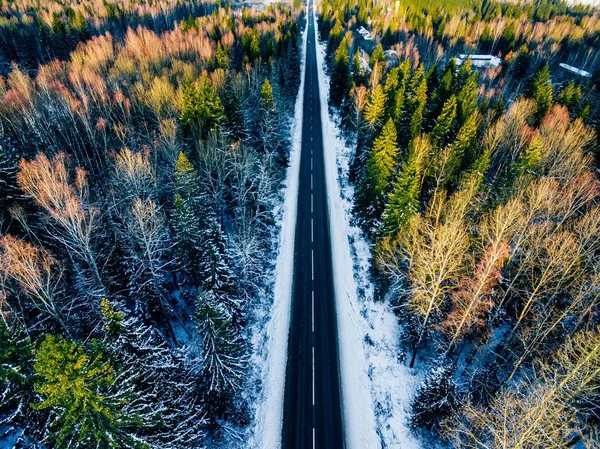 Flygfoto Över Snöiga Skogen Med Väg Tagna Från Ovan Med — Stockfoto