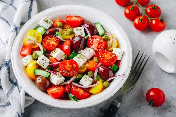 Salade Grecque Traditionnelle Avec Concombre Frais Tomate Laitue Câpres Oignon — Photo