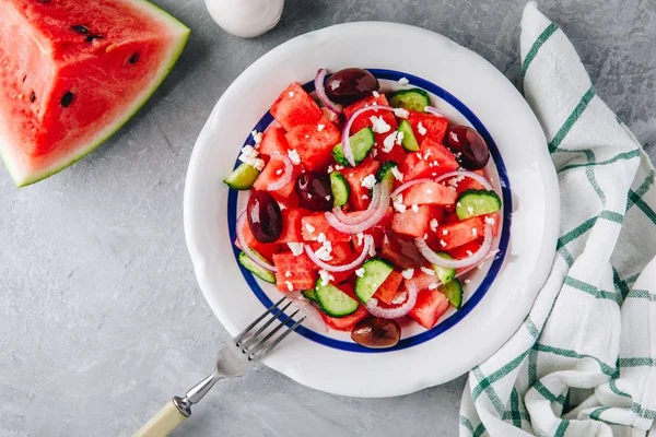 Beyaz Peynir Salatalık Zeytin Kırmızı Soğan Taze Yaz Karpuz Salatası — Stok fotoğraf