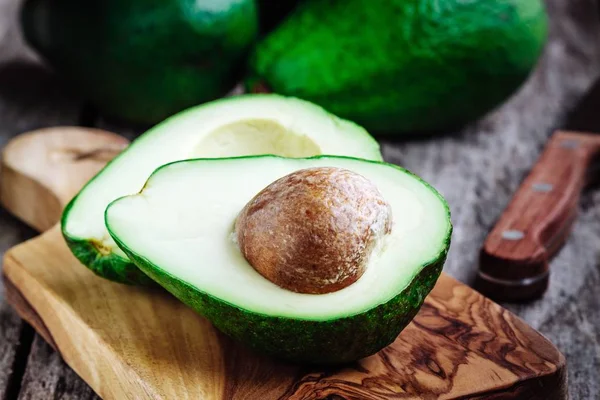 Avocado Fresco Crudo Biologico Uno Sfondo Legno Rustico — Foto Stock