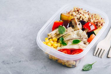 Quinoa, ızgara sebzeler ve tavuk yemek hazırlık öğle yemeği kutusu kabı