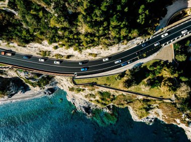 Yol dağ ve okyanus ya da deniz gidiyor havadan görünümü.  