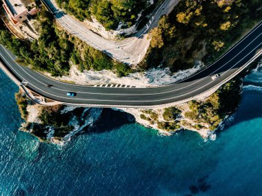 Yol dağ ve okyanus ya da deniz gidiyor havadan görünümü.  