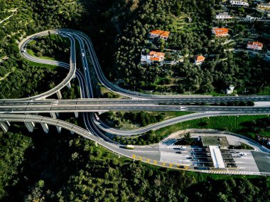 Otoban, otoyol ve otoyol geçiş ücreti ödeme ile hava görünümünü gelin İtalya'da