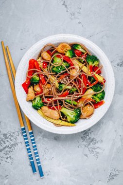 Tavuk stir fry şehriye kase brokoli ile. 