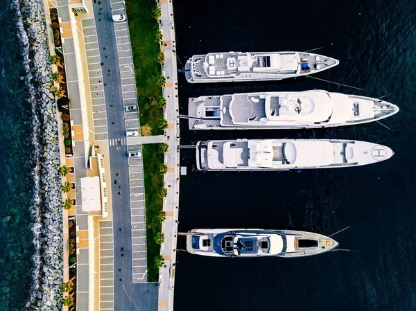 Vista aérea desde arriba en los yates de lujo en el puerto deportivo —  Fotos de Stock