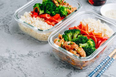 Tavuk teriyaki yemek hazırlık öğle yemeği kutusu kabı brokoli, pirinç ve havuç