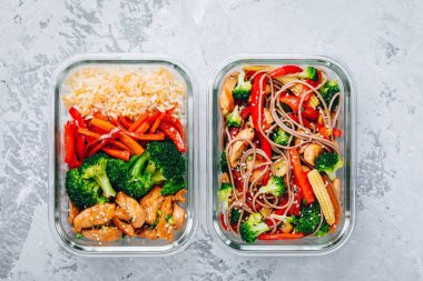 Tavuk teriyaki heyecan kızartma yemek hazırlık kapları ile brokoli, havuç, pirinç veya soba noodle