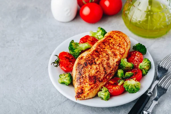 Tigela de almoço saudável com frango assado, tomates grelhados e brócolis — Fotografia de Stock