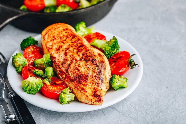 Tigela de almoço saudável com frango assado, tomates grelhados e brócolis — Fotografia de Stock