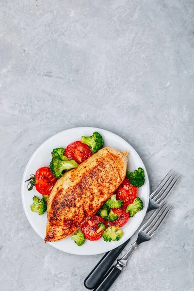 Tigela de almoço saudável com frango assado, tomates grelhados e brócolis — Fotografia de Stock