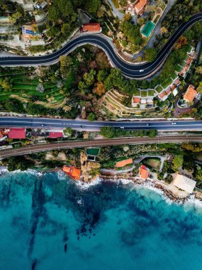 Yol, otoyol ve demiryolu okyanus ya da deniz hava görünümünü. Uçak fotoğraf kırsal İtalya